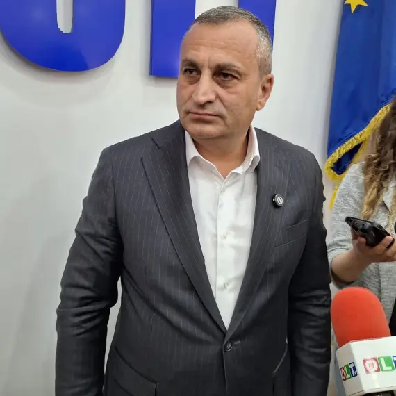 Foto Oprescu: Pentru ce să-i dau bani incompetentului de la Slatina? Să-i ducă către DUS unde s-a dezvoltat o adevărată conductă de scos banii fără licitație?