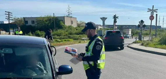 Foto Polițiștii din Olt, campanie pentru siguranța la calea ferată