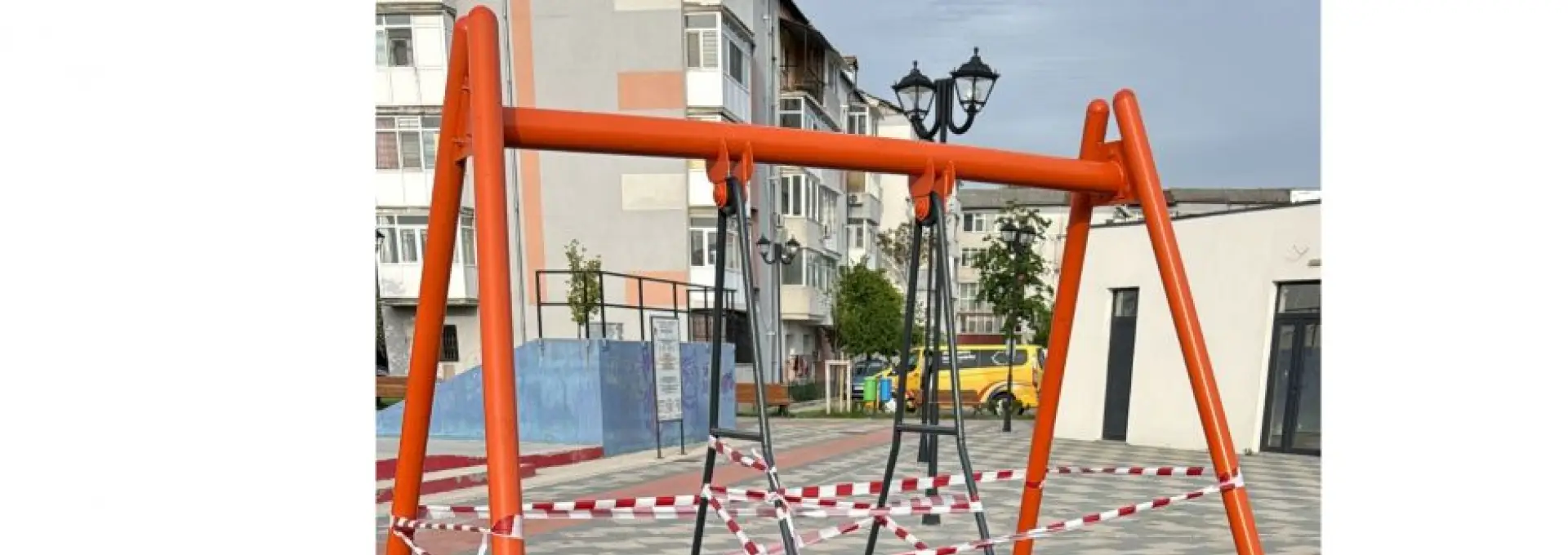 Foto Accident grav în parcul „Dobrescu” din Slatina: Băiat, rănit după ce s-a urcat pe un leagăn pentru persoanele cu dizabilități