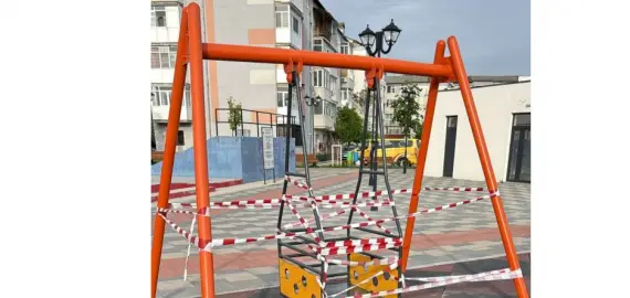 Foto Accident grav în parcul „Dobrescu” din Slatina: Băiat, rănit după ce s-a urcat pe un leagăn pentru persoanele cu dizabilități