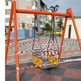 Foto Accident grav în parcul „Dobrescu” din Slatina: Băiat, rănit după ce s-a urcat pe un leagăn pentru persoanele cu dizabilități