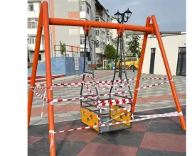 Foto Accident grav în parcul „Dobrescu” din Slatina: Băiat, rănit după ce s-a urcat pe un leagăn pentru persoanele cu dizabilități