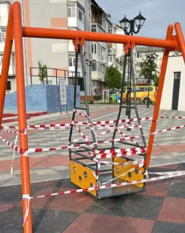 Foto Accident grav în parcul „Dobrescu” din Slatina: Băiat, rănit după ce s-a urcat pe un leagăn pentru persoanele cu dizabilități