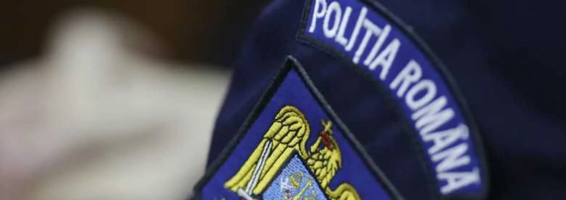 Foto Anchetă la IPJ Olt după un incident șocant: Un bărbat atacat de un câine la poliție, filmat în timp ce dă cu mopul pe holuri