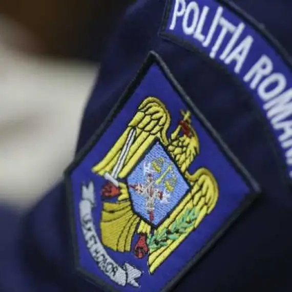 Foto Anchetă la IPJ Olt după un incident șocant: Un bărbat atacat de un câine la poliție, filmat în timp ce dă cu mopul pe holuri