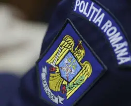 Foto Anchetă la IPJ Olt după un incident șocant: Un bărbat atacat de un câine la poliție, filmat în timp ce dă cu mopul pe holuri