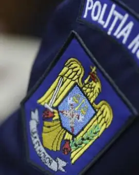 Foto Anchetă la IPJ Olt după un incident șocant: Un bărbat atacat de un câine la poliție, filmat în timp ce dă cu mopul pe holuri