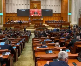 Foto Zi decisivă pentru Guvernul Bolojan. A început dezbaterea moţiunii în Parlament. Calculele care pot dărâma Cabinetul