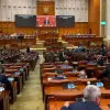Imagine Zi decisivă pentru Guvernul Bolojan. A început dezbaterea moţiunii în Parlament. Calculele care pot dărâma Cabinetul