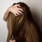 Foto Ce produse pentru căderea părului alegi când scalpul tău are dermatită seboreică și mătreață?
