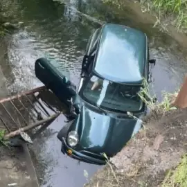 Foto Un tânăr, de 24 de ani, a ajuns cu maşina într-un canal pe DJ 677, la Criva