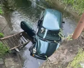 Foto Un tânăr, de 24 de ani, a ajuns cu maşina într-un canal pe DJ 677, la Criva