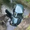 Foto Un tânăr, de 24 de ani, a ajuns cu maşina într-un canal pe DJ 677, la Criva