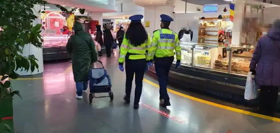 Foto Fiul unui cunoscut milionar din Craiova, prins în timp ce fura haine dintr-un magazin din mall