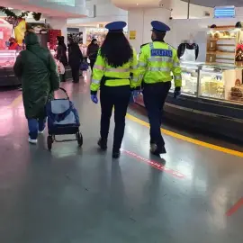 Foto Fiul unui cunoscut milionar din Craiova, prins în timp ce fura haine dintr-un magazin din mall
