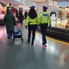 Foto Fiul unui cunoscut milionar din Craiova, prins în timp ce fura haine dintr-un magazin din mall