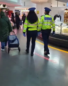 Foto Fiul unui cunoscut milionar din Craiova, prins în timp ce fura haine dintr-un magazin din mall