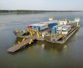 Foto Traversarea Dunării cu bacul, suspendată la Bechet-Oryahovo, din cauza vântului foarte puternic