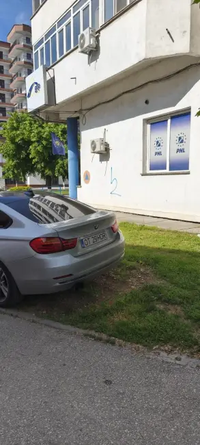 Foto Tupeu de liberal: Cătălin Nedelcu și-a parcat bolidul de lux direct pe spațiul verde, la sediul PNL Slatina (FOTO)