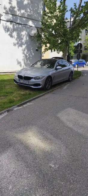 Foto Tupeu de liberal: Cătălin Nedelcu și-a parcat bolidul de lux direct pe spațiul verde, la sediul PNL Slatina (FOTO)