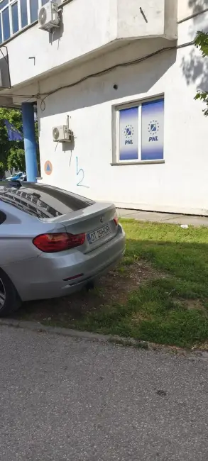 Foto Tupeu de liberal: Cătălin Nedelcu și-a parcat bolidul de lux direct pe spațiul verde, la sediul PNL Slatina (FOTO)