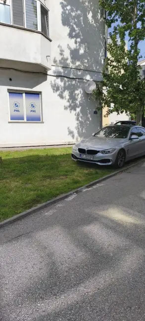 Foto Tupeu de liberal: Cătălin Nedelcu și-a parcat bolidul de lux direct pe spațiul verde, la sediul PNL Slatina (FOTO)