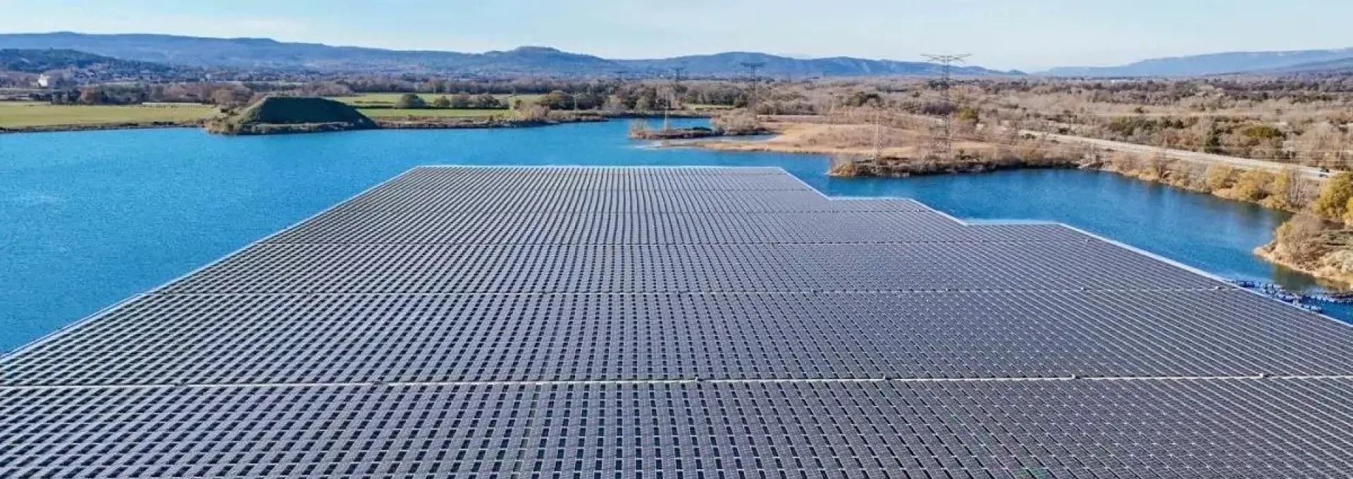 Foto Premieră pe râul Olt: Hidroelectrica primește undă verde pentru primul său parc fotovoltaic plutitor, la Ipoteşti