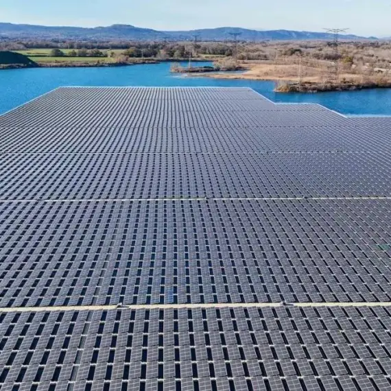 Foto Premieră pe râul Olt: Hidroelectrica primește undă verde pentru primul său parc fotovoltaic plutitor, la Ipoteşti