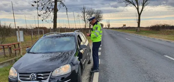 Foto Depistat cu 107 km/h în Studina. Şoferul avea permisul suspendat
