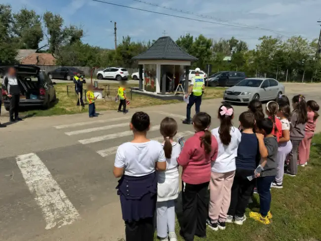 Foto Polițiștii și jandarmii din Olt, activități preventive dedicate siguranței rutiere în rândul elevilor din Potcoava şi Scorniceşti