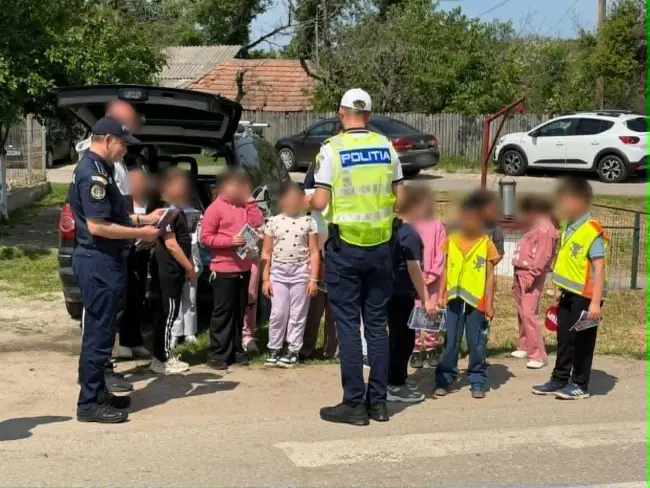 Foto Polițiștii și jandarmii din Olt, activități preventive dedicate siguranței rutiere în rândul elevilor din Potcoava şi Scorniceşti