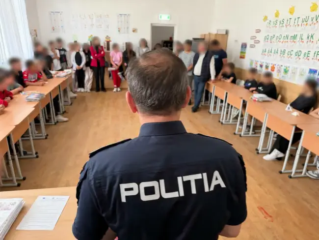 Foto Polițiștii și jandarmii din Olt, activități preventive dedicate siguranței rutiere în rândul elevilor din Potcoava şi Scorniceşti