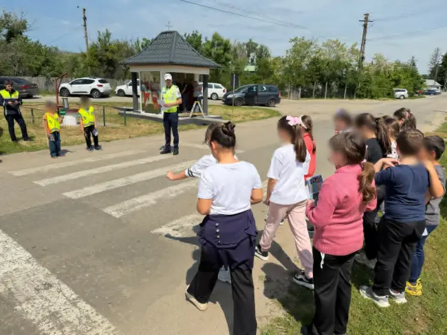 Foto Polițiștii și jandarmii din Olt, activități preventive dedicate siguranței rutiere în rândul elevilor din Potcoava şi Scorniceşti