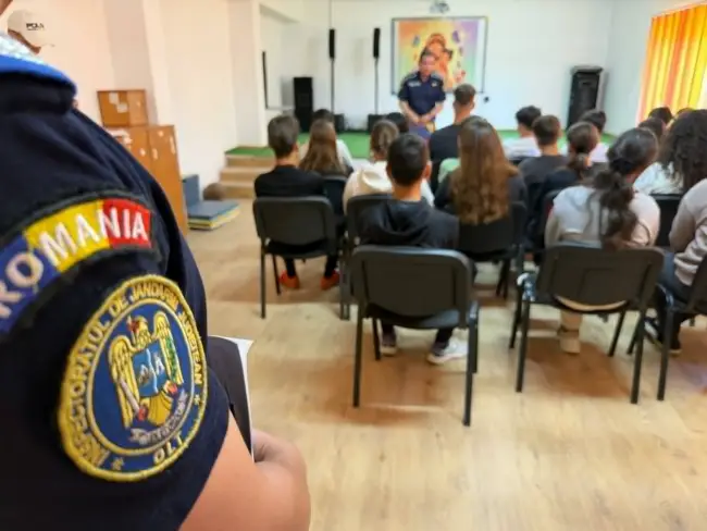 Foto Polițiștii și jandarmii din Olt, activități preventive dedicate siguranței rutiere în rândul elevilor din Potcoava şi Scorniceşti