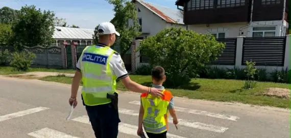 Foto Polițiștii și jandarmii din Olt, activități preventive dedicate siguranței rutiere în rândul elevilor din Potcoava şi Scorniceşti