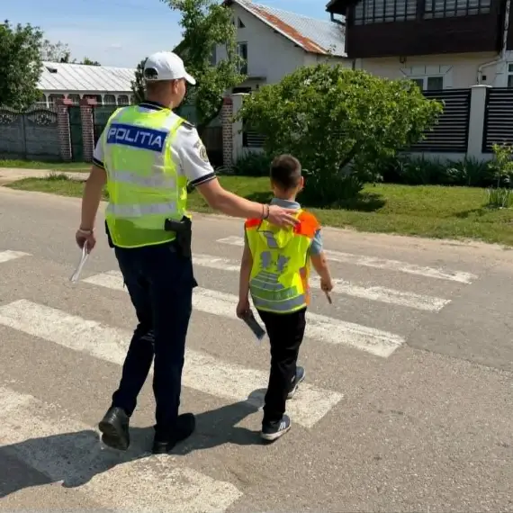 Foto Polițiștii și jandarmii din Olt, activități preventive dedicate siguranței rutiere în rândul elevilor din Potcoava şi Scorniceşti