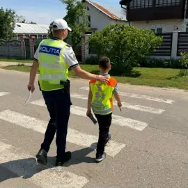 Foto Polițiștii și jandarmii din Olt, activități preventive dedicate siguranței rutiere în rândul elevilor din Potcoava şi Scorniceşti