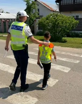 Foto Polițiștii și jandarmii din Olt, activități preventive dedicate siguranței rutiere în rândul elevilor din Potcoava şi Scorniceşti
