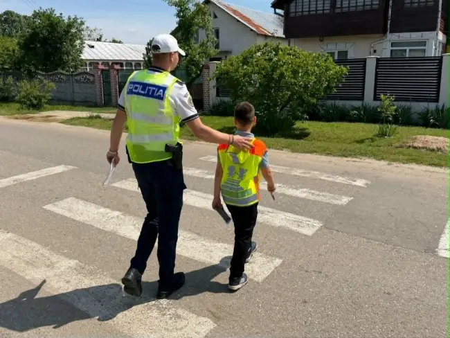 Foto Polițiștii și jandarmii din Olt, activități preventive dedicate siguranței rutiere în rândul elevilor din Potcoava şi Scorniceşti