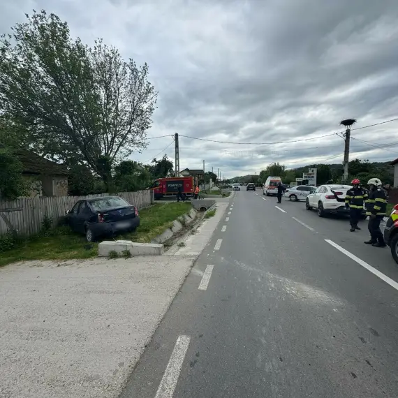 Foto Accident cu două autoturisme implicate la Teslui