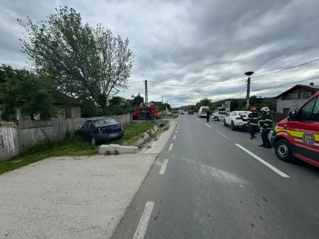 Foto Accident cu două autoturisme implicate la Teslui