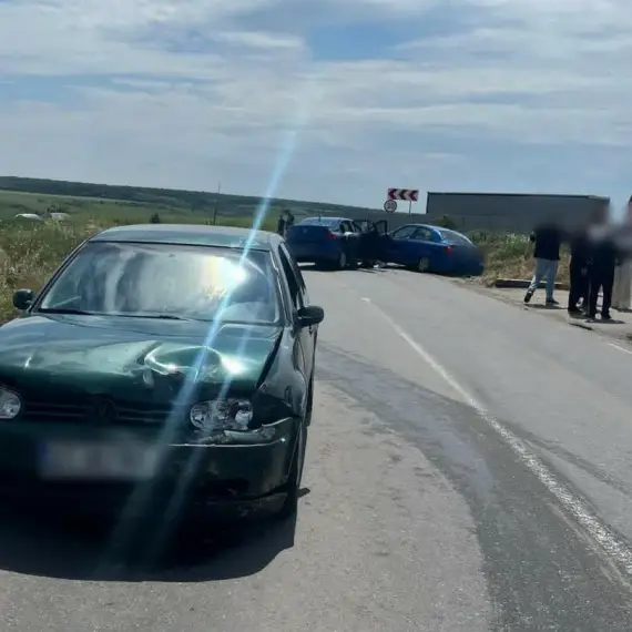 Foto Accident în Brebeni cu trei autoturisme implicate