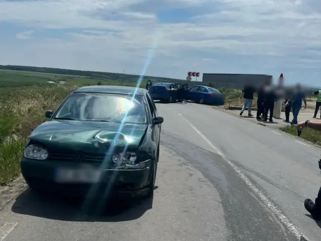 Foto Accident în Brebeni cu trei autoturisme implicate