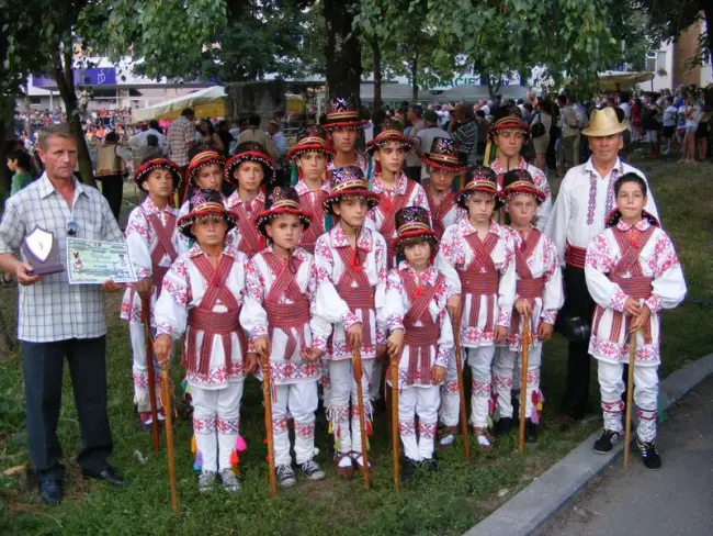 Foto Căluşarii din Cezieni, marii câştigători ai „Căluşului Românesc” - 2011