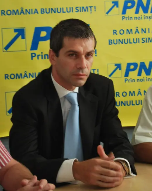 Foto Candidatul PNL la Primăria Caracal se îndoapă din bani publici