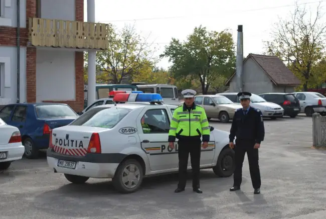 Foto Şeful de post se întoarce la comună