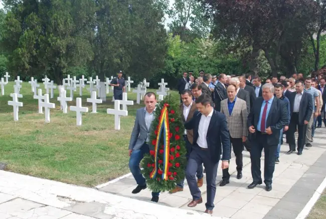Foto 9 mai, marcat la Cimitirul Eroilor din Slatina