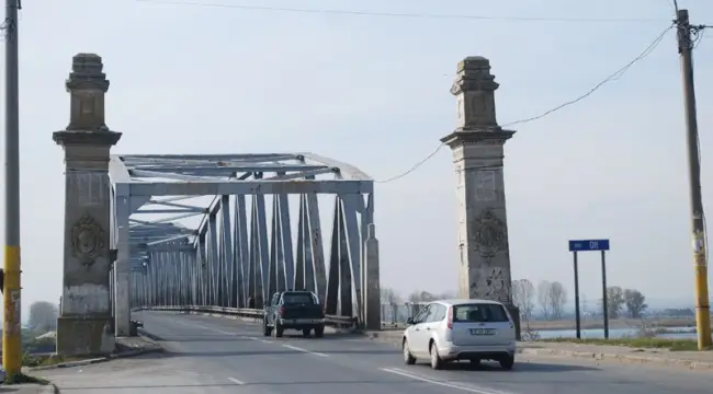 Foto Podul Olt, reabilitat anul viitor. Circulaţia va fi deviată pe barajul de la Moşteni