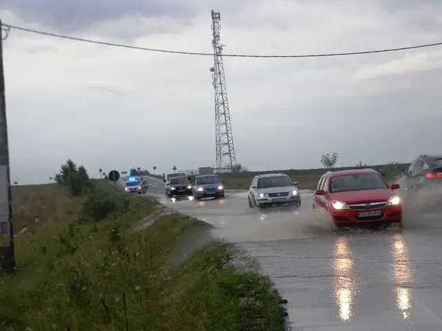 Foto FOTO&VIDEO. Inundaţii la Negreni. Apa a intrat în gospodăriile şi casele oamenilor