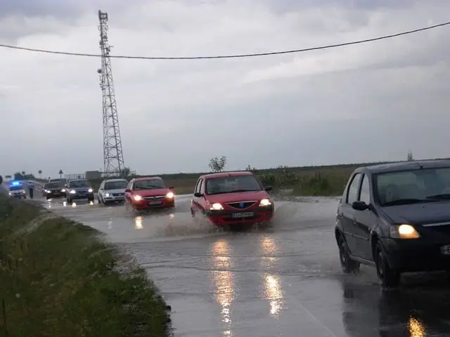 Foto FOTO&VIDEO. Inundaţii la Negreni. Apa a intrat în gospodăriile şi casele oamenilor